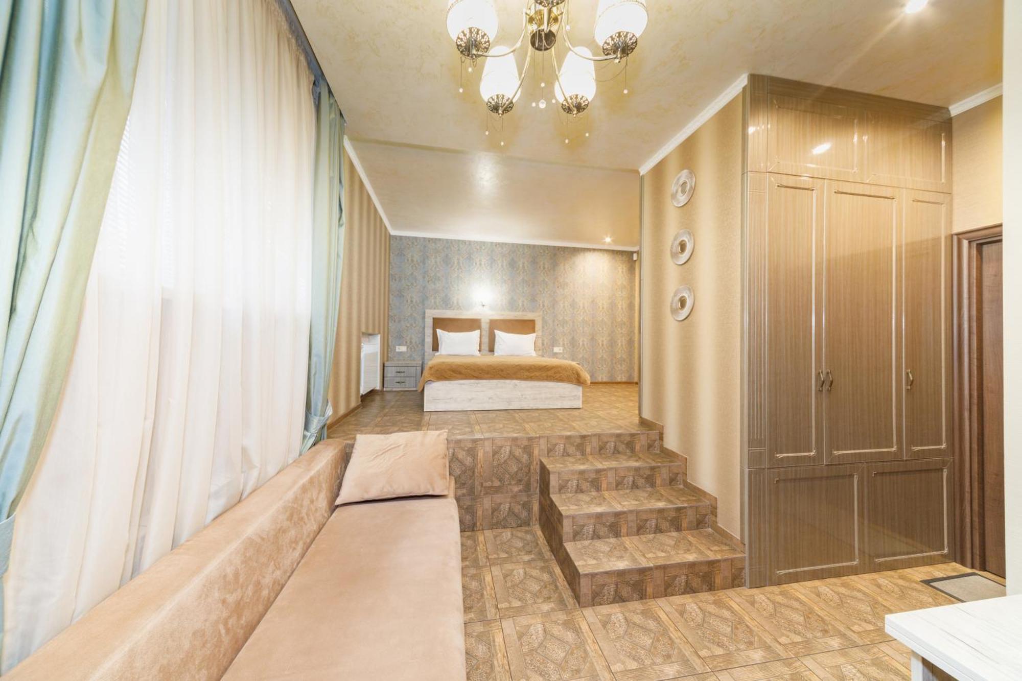 L.O.Y Family Hotel Dnipro Exterior photo