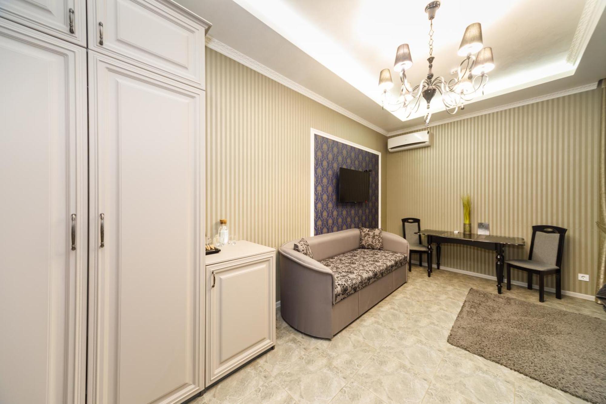 L.O.Y Family Hotel Dnipro Exterior photo