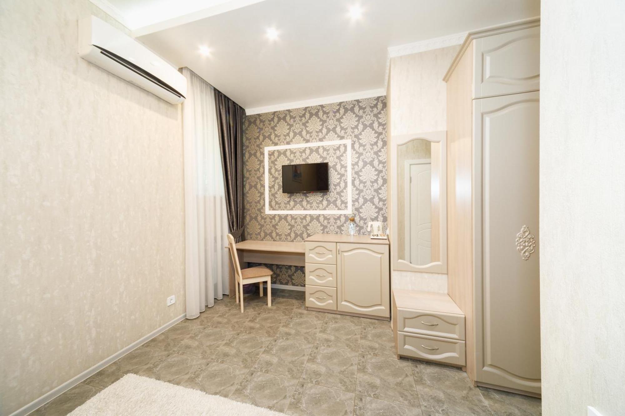 L.O.Y Family Hotel Dnipro Exterior photo