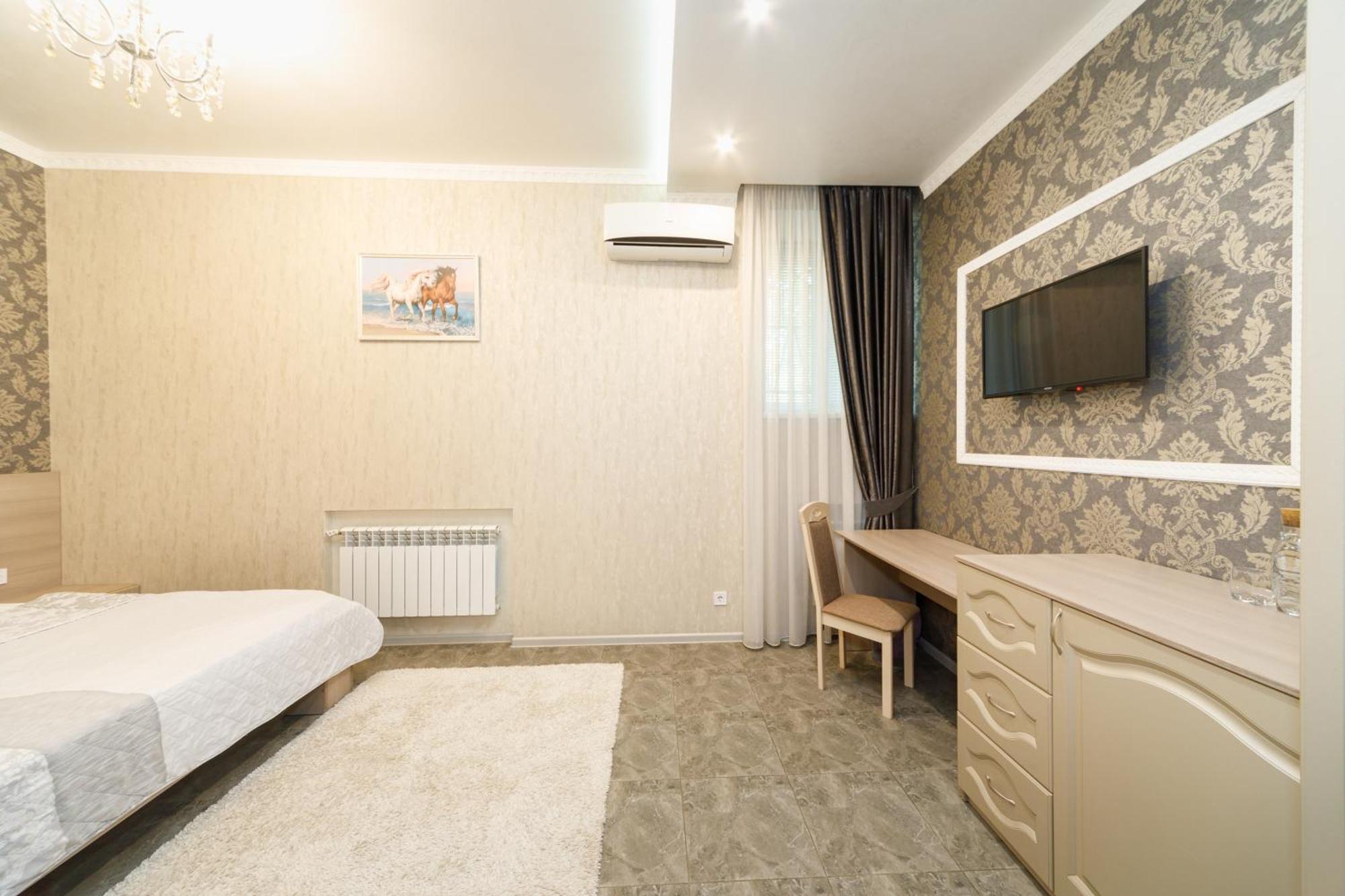 L.O.Y Family Hotel Dnipro Exterior photo