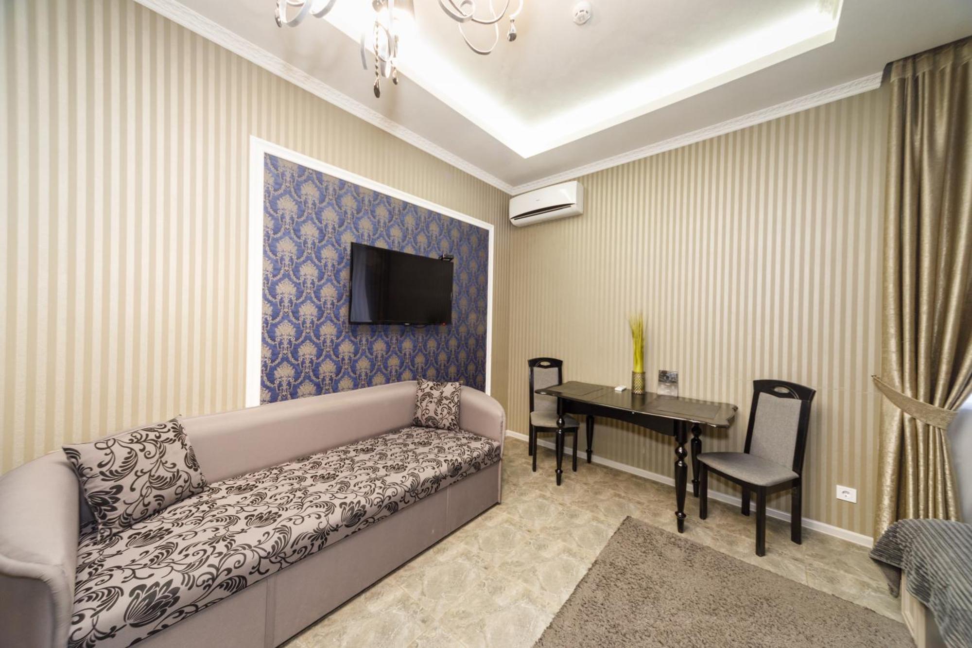 L.O.Y Family Hotel Dnipro Exterior photo
