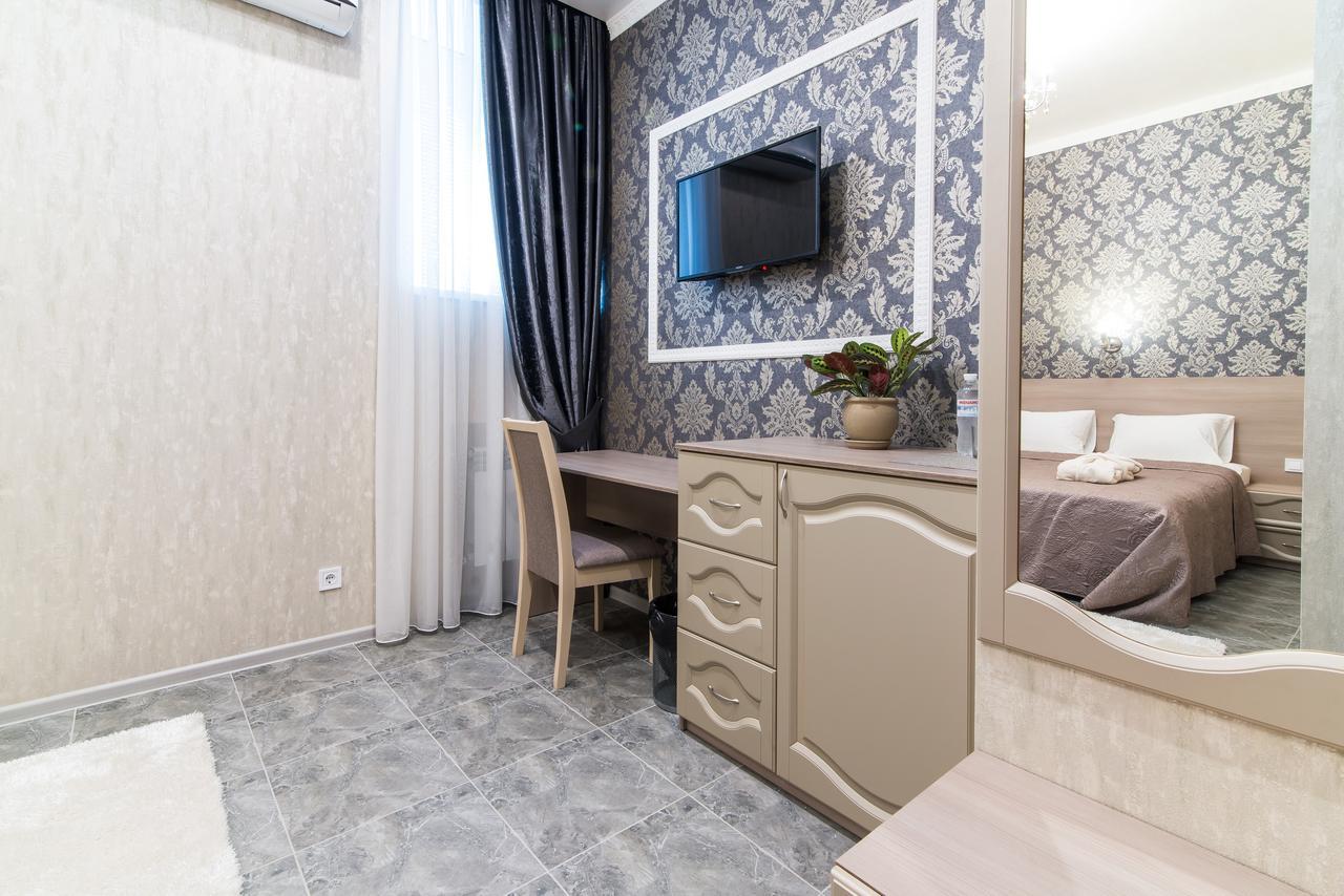 L.O.Y Family Hotel Dnipro Exterior photo
