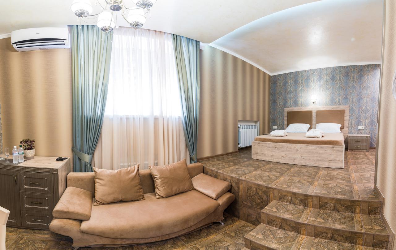 L.O.Y Family Hotel Dnipro Exterior photo